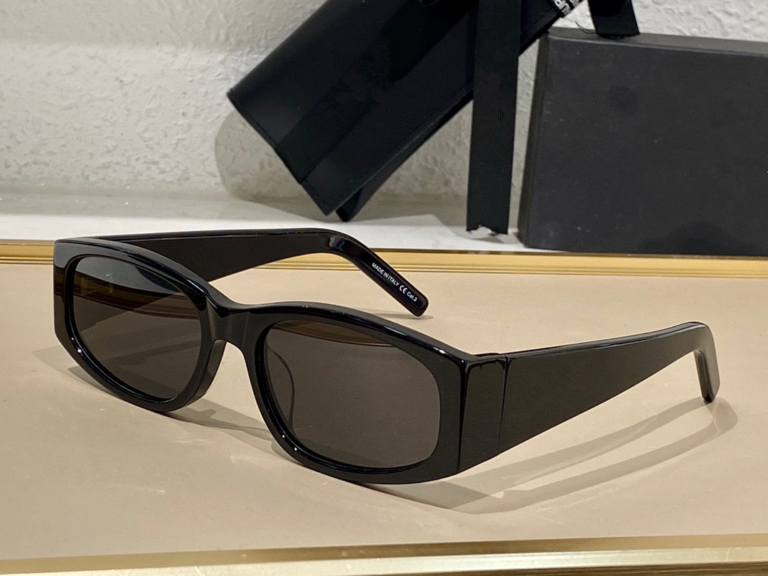 Sunglasses For Men and Women Summer style Anti-Ultraviolet 329 Retro Plate metal Full Small frame square fashion Eyeglasses Random Box, White;black
Sunglasses For Men and Women Summer style Anti-Ultraviolet 329 Retro Plate metal Full Small frame square fashion Eyeglasses Random Box, White;black