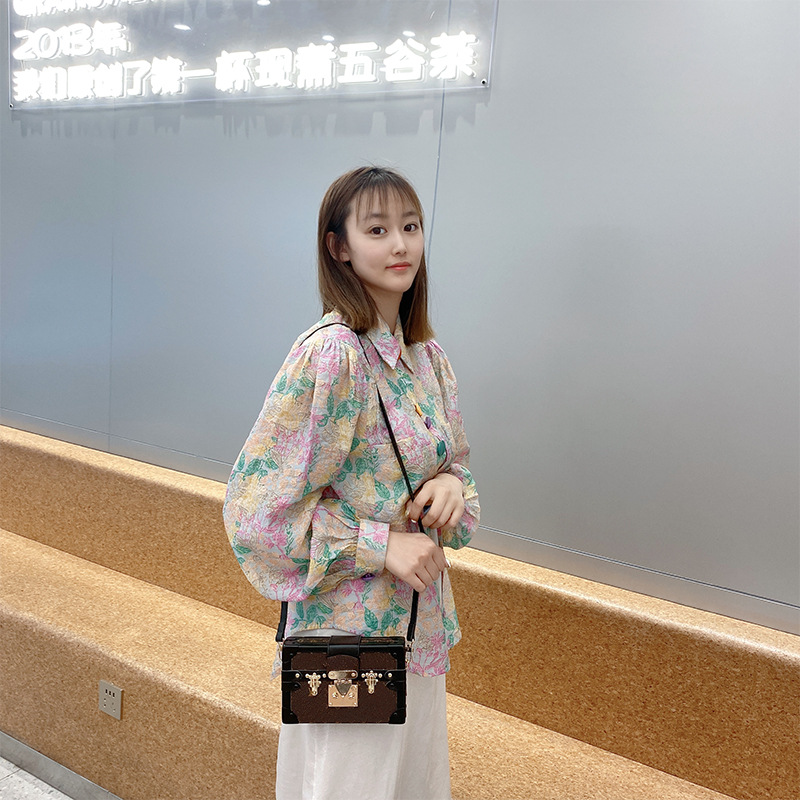 Made In China Shoulder Bags small square box bag female Fashion retro lock printed single handbags Korean Foreign style messenger wallet purse Top quality, Other fees
Made In China Shoulder Bags small square box bag female Fashion retro lock printed single handbags Korean Foreign style messenger wallet purse Top quality, Other fees
