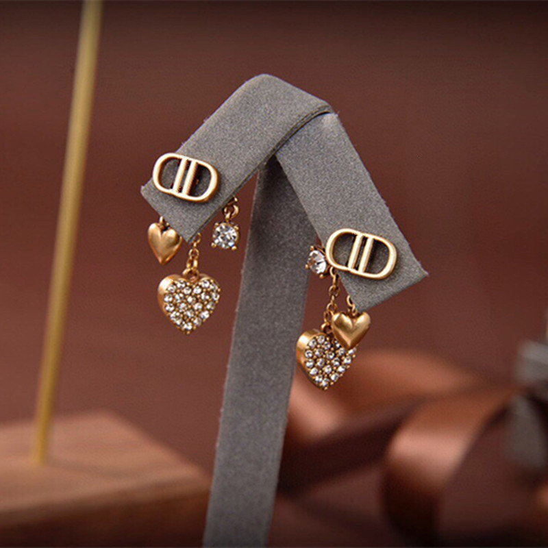 European and American High-end Original Charm Retro Zircon Letter D1:1 Heart-shaped Personality Ladies Earrings Holiday Gift, White
European and American High-end Original Charm Retro Zircon Letter D1:1 Heart-shaped Personality Ladies Earrings Holiday Gift, White