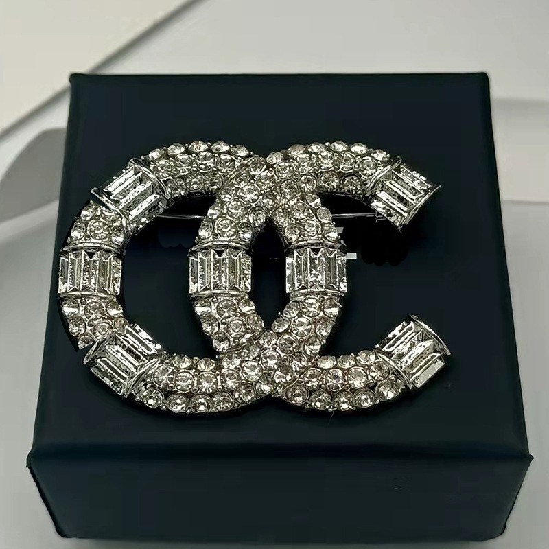 Women Vintage Designer Brand Double Letter Brooch Pearl Rhinestone Crystal Metal Broochs Suit Laple Pin Fashion Scarf Sweater ewelry Accessories Gifts 2 Colors
Women Vintage Designer Brand Double Letter Brooch Pearl Rhinestone Crystal Metal Broochs Suit Laple Pin Fashion Scarf Sweater ewelry Accessories Gifts 2 Colors
