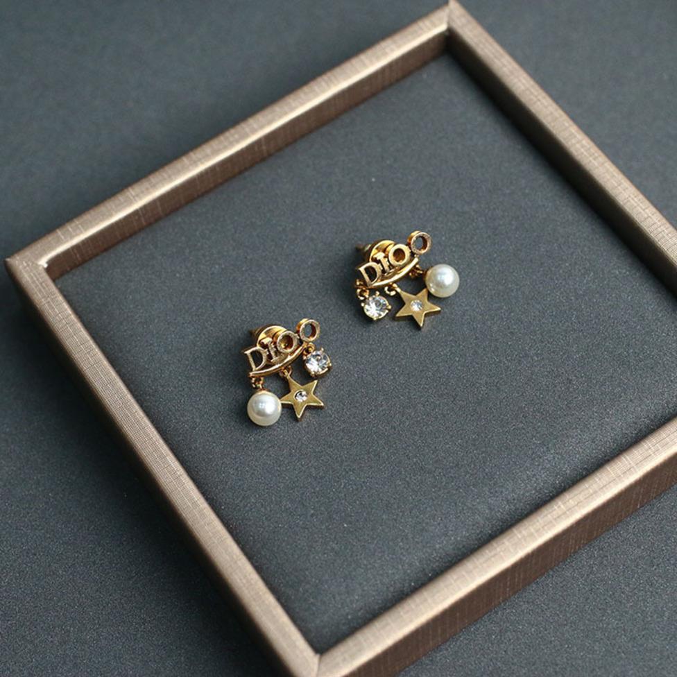 D's new Pearl Earrings
D's new Pearl Earrings