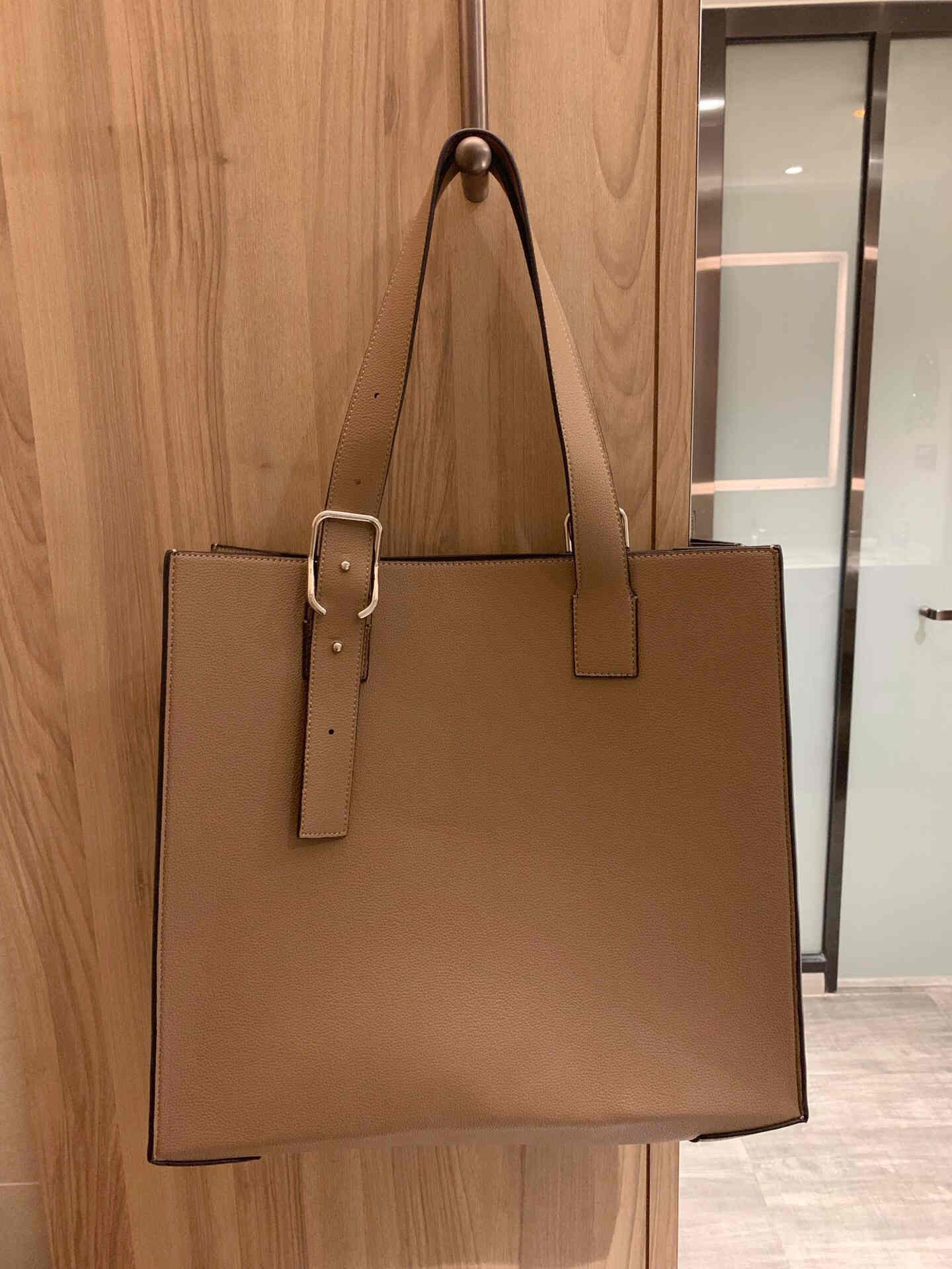 Womens luxury designer leather bags fashion and comfortable one-shoulder messenger bag handbag 87813
Womens luxury designer leather bags fashion and comfortable one-shoulder messenger bag handbag 87813