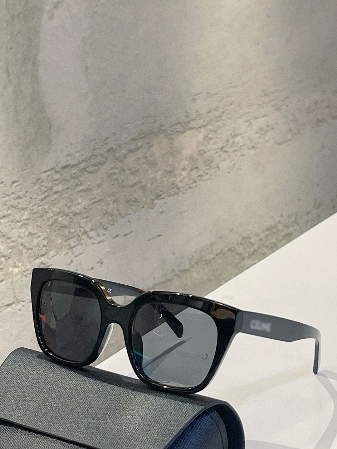 CE 41098F Top Original high quality Designer Sunglasses for mens famous fashionable retro luxury brand eyeglass Fashion design women glasses with box have logo
CE 41098F Top Original high quality Designer Sunglasses for mens famous fashionable retro luxury brand eyeglass Fashion design women glasses with box have logo