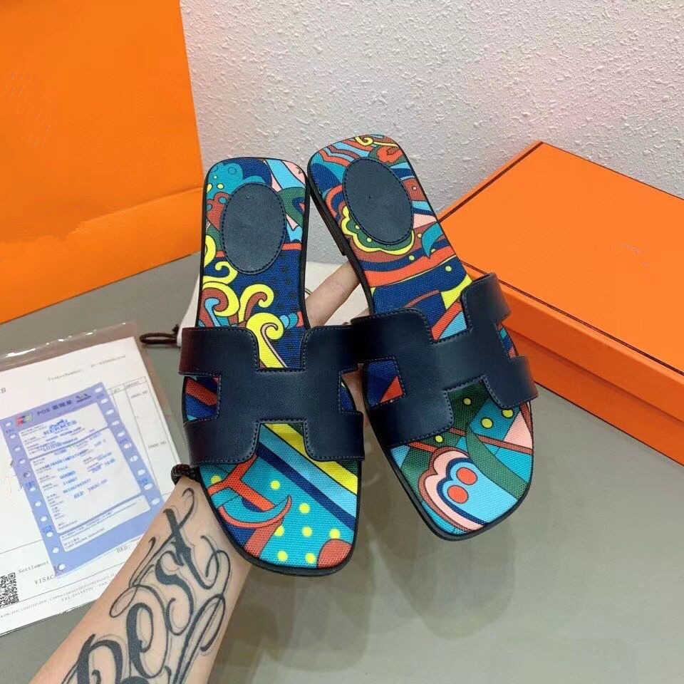 2021 Newest Branded Luxury designer sandals Slipper Cross Woven Flower Slippers Shoes Print Slide Summer Wide Flat Lady Leather Lettering Fabric Outdoor size 35-40
2021 Newest Branded Luxury designer sandals Slipper Cross Woven Flower Slippers Shoes Print Slide Summer Wide Flat Lady Leather Lettering Fabric Outdoor size 35-40