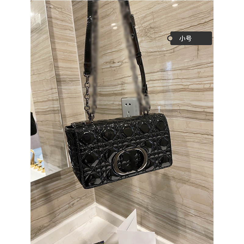 Caro Luxury Designer Bag cristi Lacquered Leather Ins New Montaigne Letter Lock Women's Hand Single Shoulder Top Quality mei
Caro Luxury Designer Bag cristi Lacquered Leather Ins New Montaigne Letter Lock Women's Hand Single Shoulder Top Quality mei