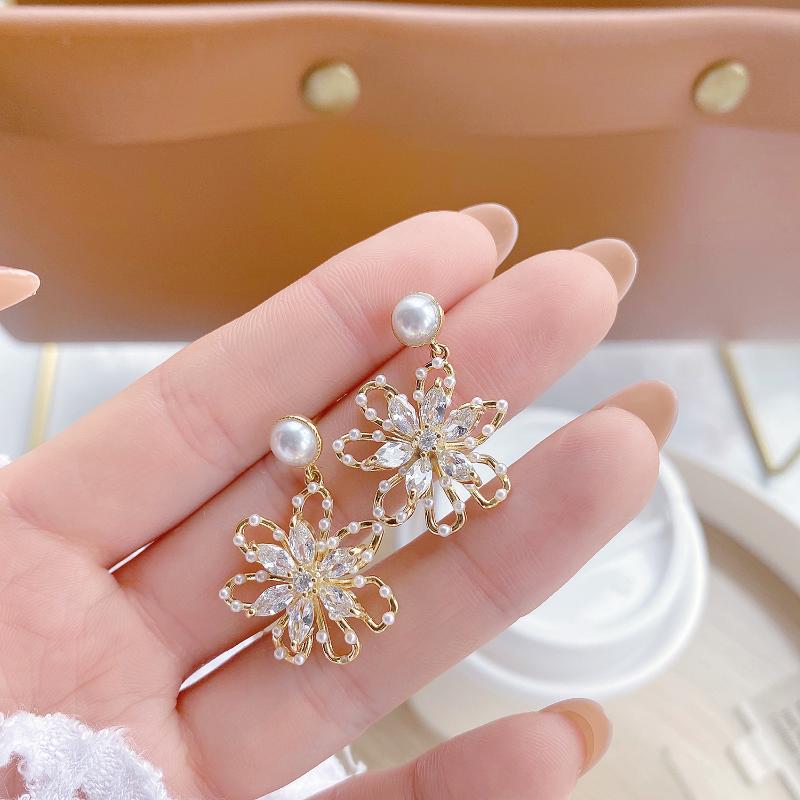 Korea Fashion Jewelry 14K Real Gold Plating Zircon Hollow Pearl Flower Earrings Elegant Women's Wedding Party Dangle & Chandelier
Korea Fashion Jewelry 14K Real Gold Plating Zircon Hollow Pearl Flower Earrings Elegant Women's Wedding Party Dangle & Chandelier