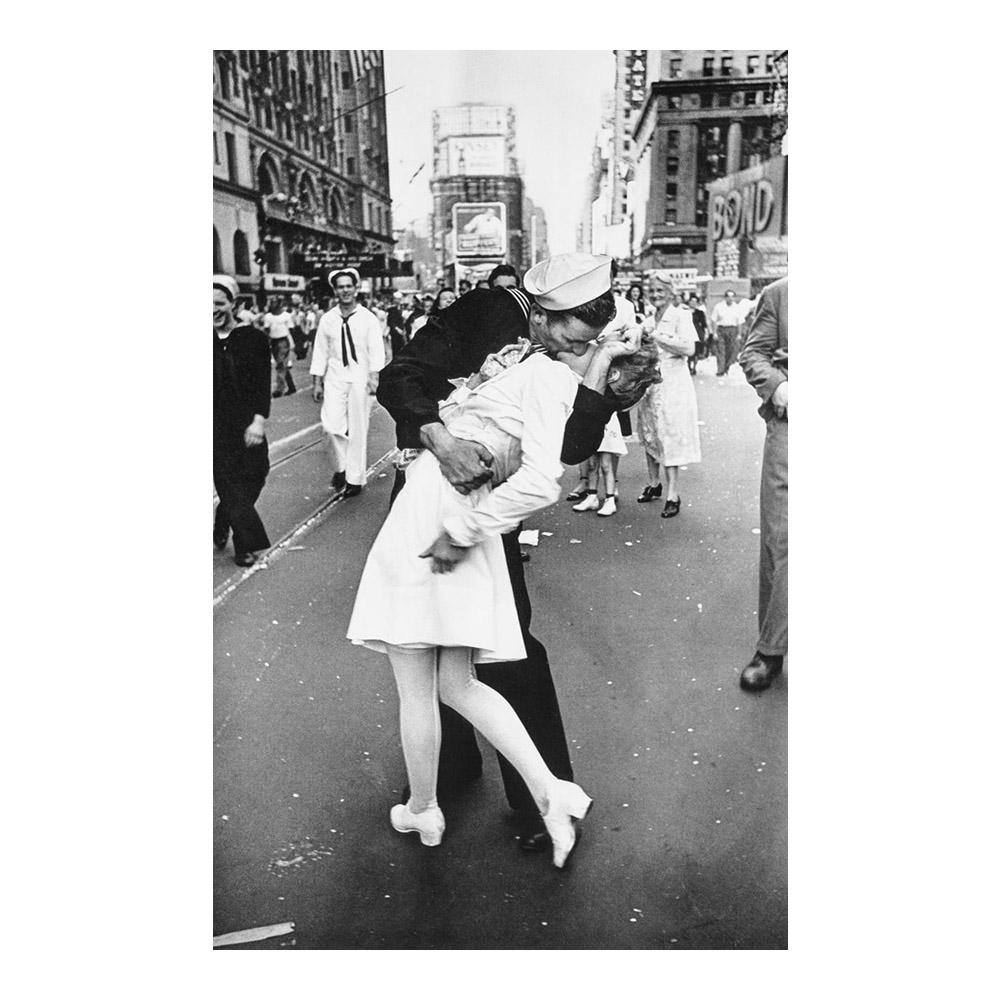 Kissing the war Goodbye Photography Painting Poster Print Home Decor Framed Or Unframed Photopaper Material