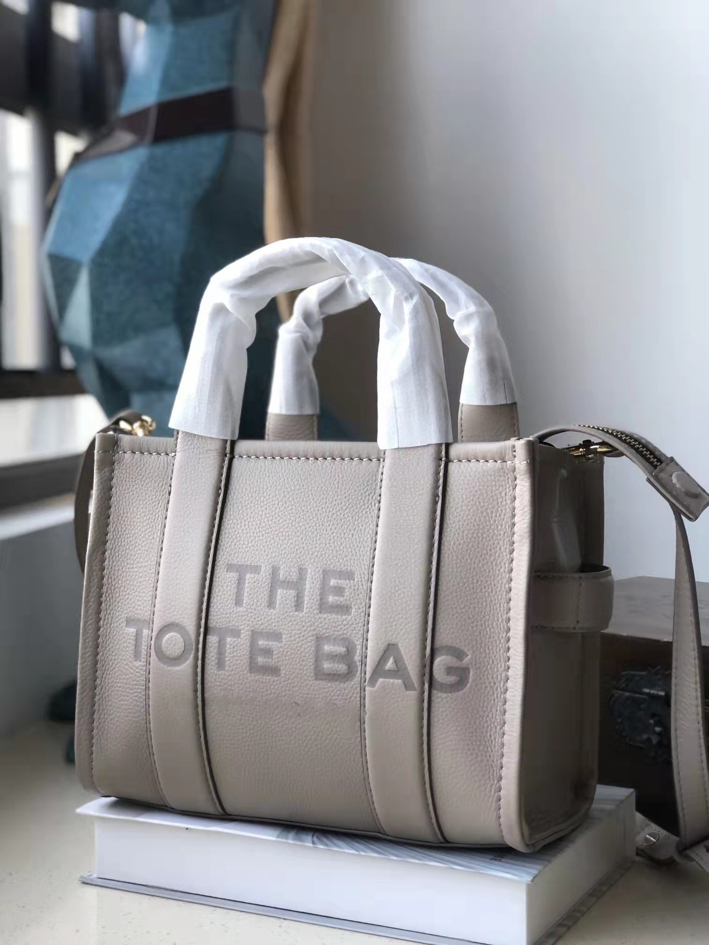 The Latest Leather Tote Bag Women's Vintage Large Capacity Handbag Simple Single Shoulder Messenger Bag, As pic
The Latest Leather Tote Bag Women's Vintage Large Capacity Handbag Simple Single Shoulder Messenger Bag, As pic