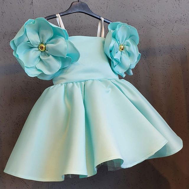 2021 Short Spaghetti Flower Girl Dresses Ball Gown Hand Made Flowers Satin Lilttle Kids Birthday Pageant Weddding Gowns