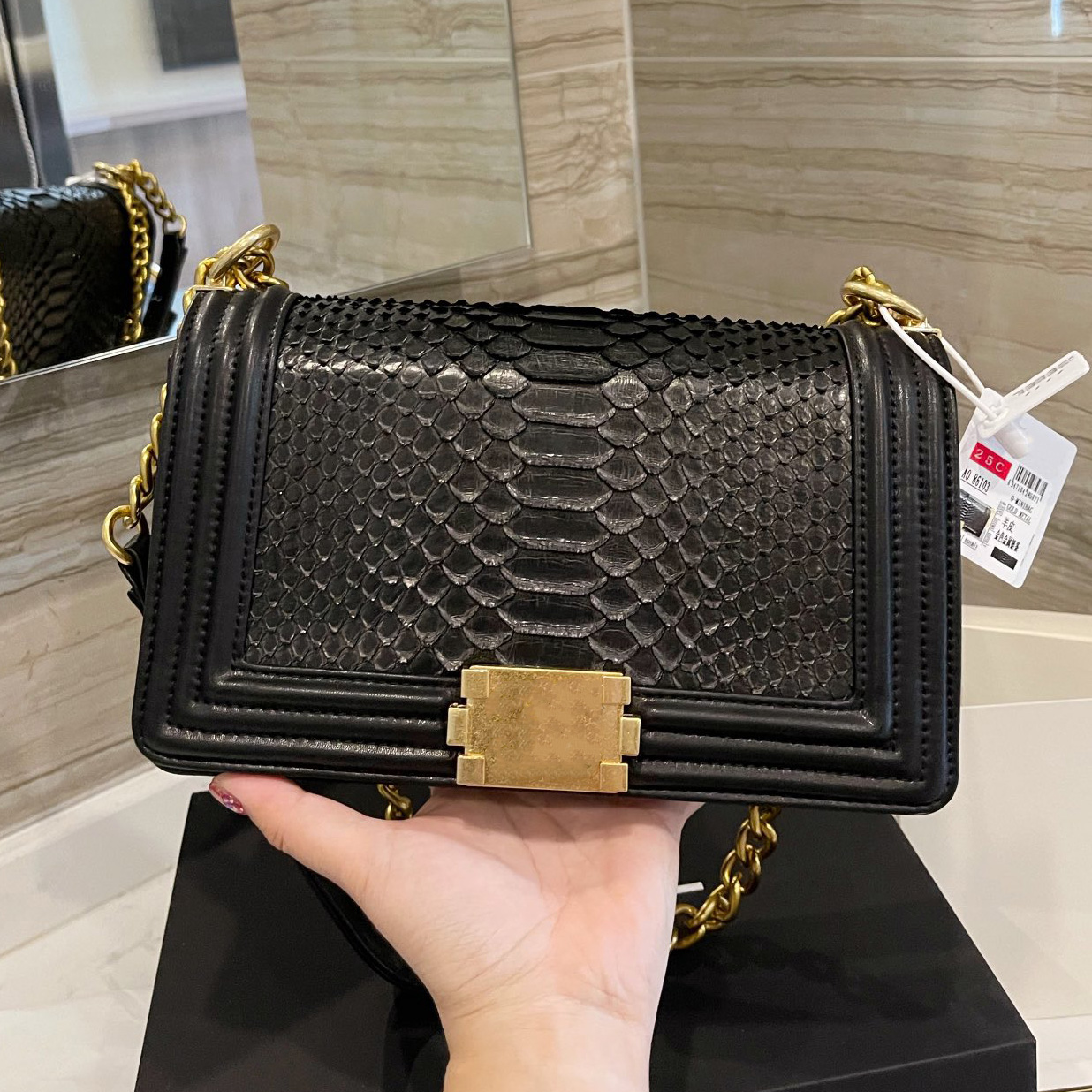 25C Luxurys Designers Womens Boys Bags Le Black White Python Snakeskin Alligator Pattern Boy Handbags Flap F/W Cowhide Crossbody Multi Poche
25C Luxurys Designers Womens Boys Bags Le Black White Python Snakeskin Alligator Pattern Boy Handbags Flap F/W Cowhide Crossbody Multi Poche