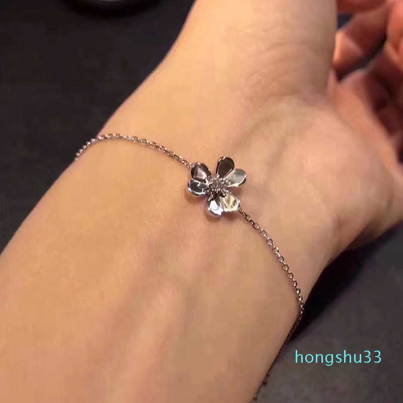 Frivole Single Flower Diamond mini Bracelet 18K Gold Diamond Flower Bracelet Female Luxurys Designers jewelry
Frivole Single Flower Diamond mini Bracelet 18K Gold Diamond Flower Bracelet Female Luxurys Designers jewelry
