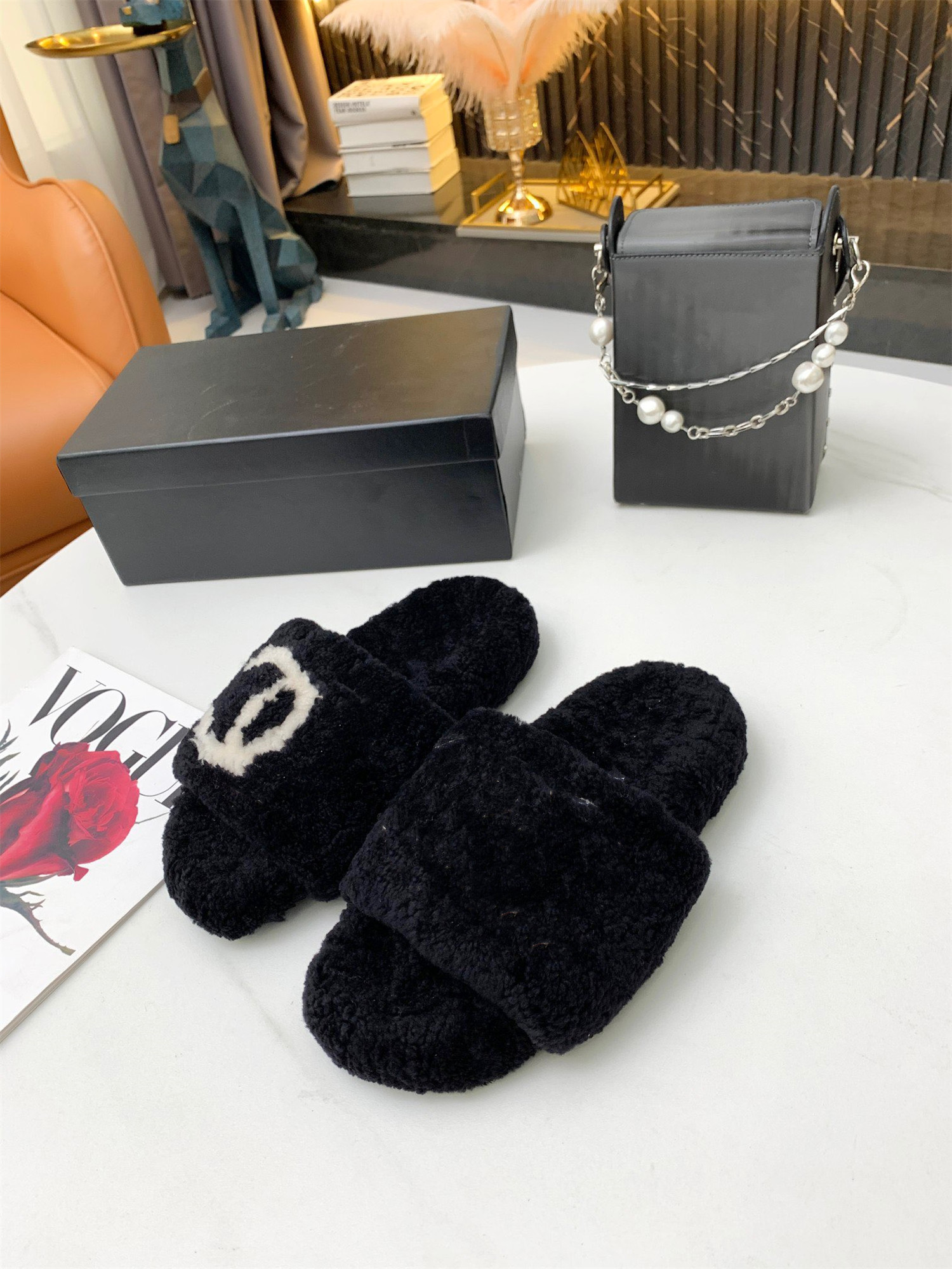 Top Quality Wool sandals Autumn Winter Indoor Warm Slippers Comfortable Soft Fur flip flop With Box
Top Quality Wool sandals Autumn Winter Indoor Warm Slippers Comfortable Soft Fur flip flop With Box