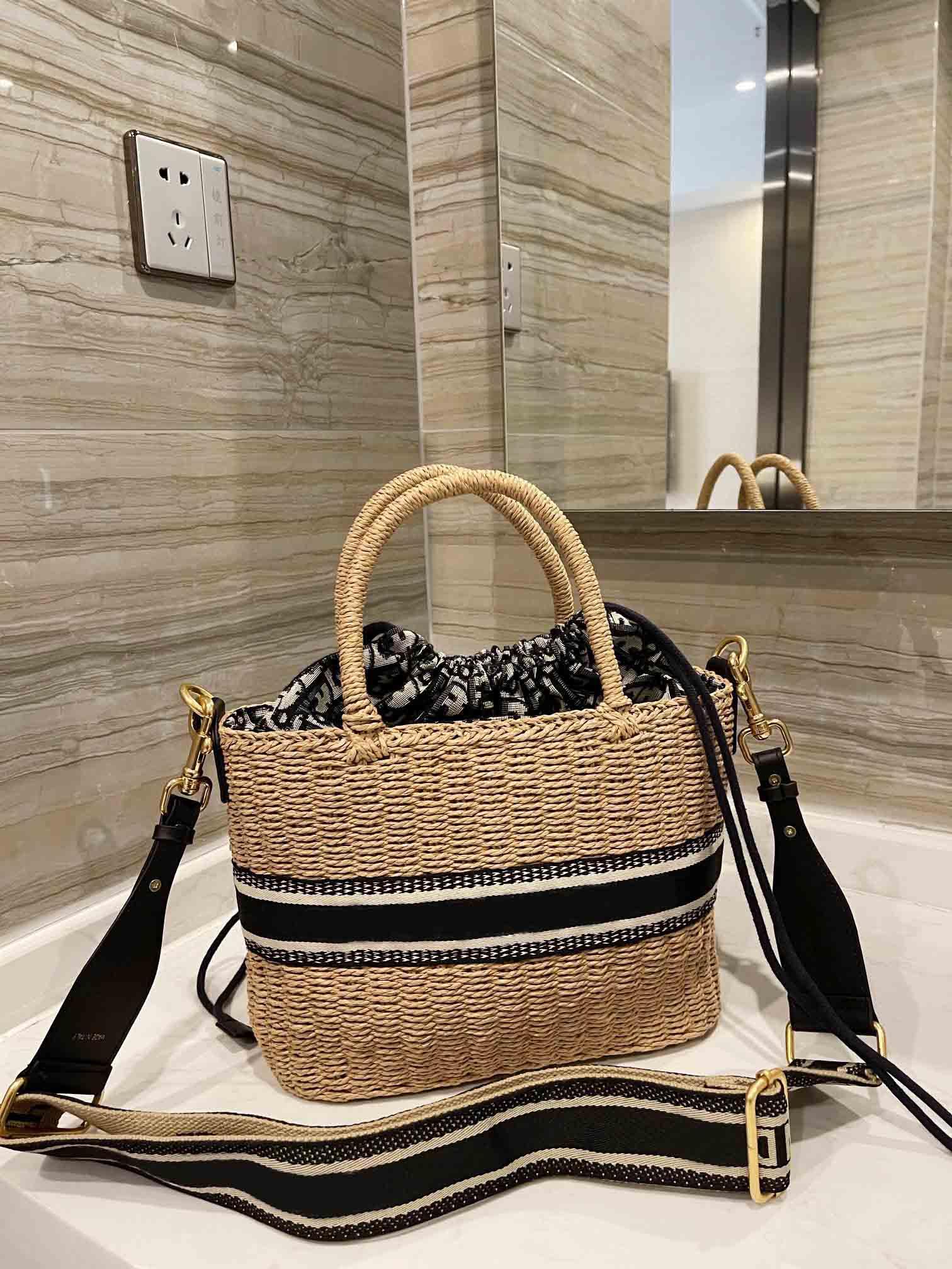 2021 high-quality brand ladies straw woven bag messenger large capacity, with original box and dust bag, can be delivered quickly, Differential price
2021 high-quality brand ladies straw woven bag messenger large capacity, with original box and dust bag, can be delivered quickly, Differential price