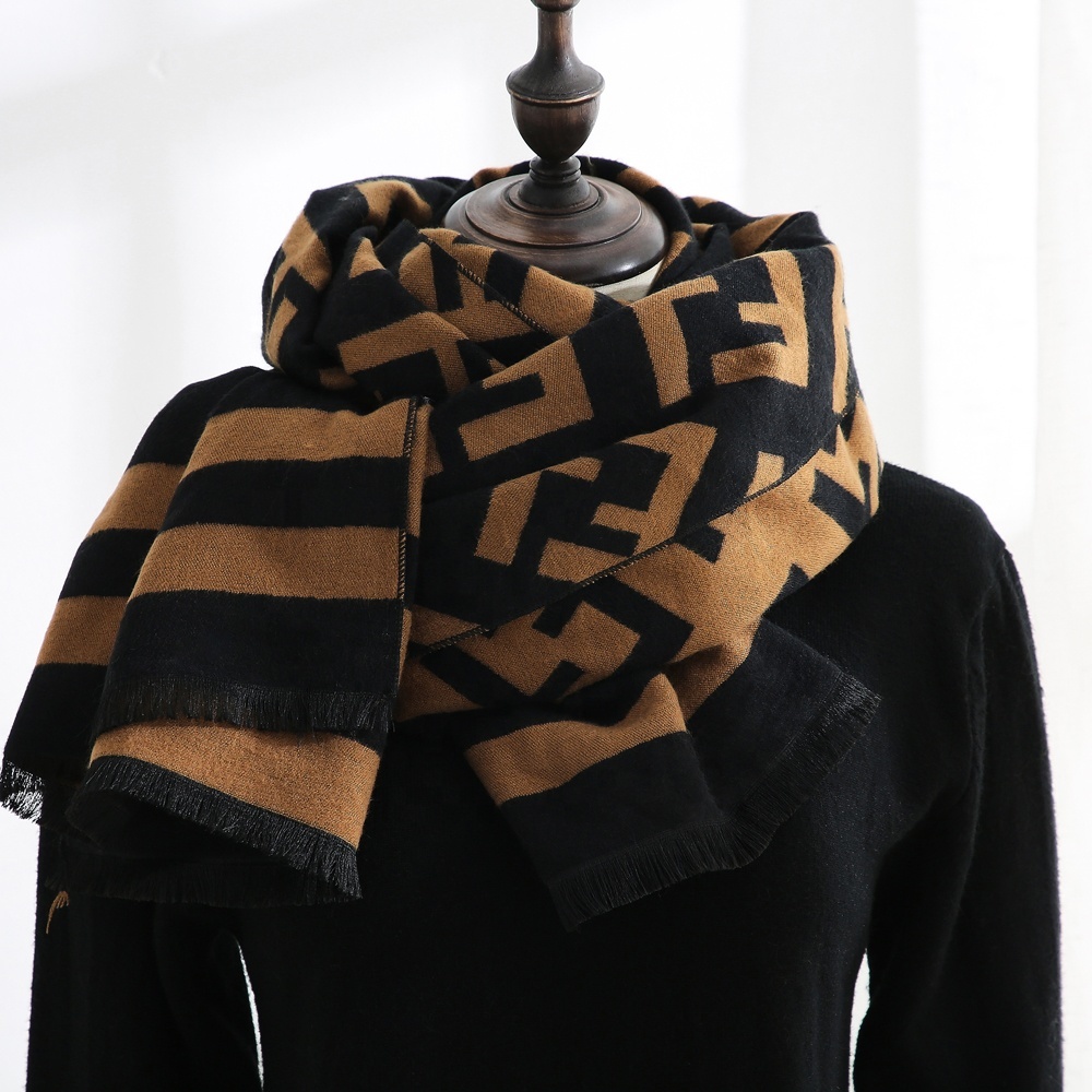 In stock hot selling women cashmere scarf new classic luxury thick printing checks apply to winter
In stock hot selling women cashmere scarf new classic luxury thick printing checks apply to winter