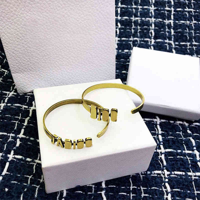 fashion Jewelry Bracelet women's European and American style retro Bracelets Fashions exaggeration simple versatile with box, Golden;silver
fashion Jewelry Bracelet women's European and American style retro Bracelets Fashions exaggeration simple versatile with box, Golden;silver