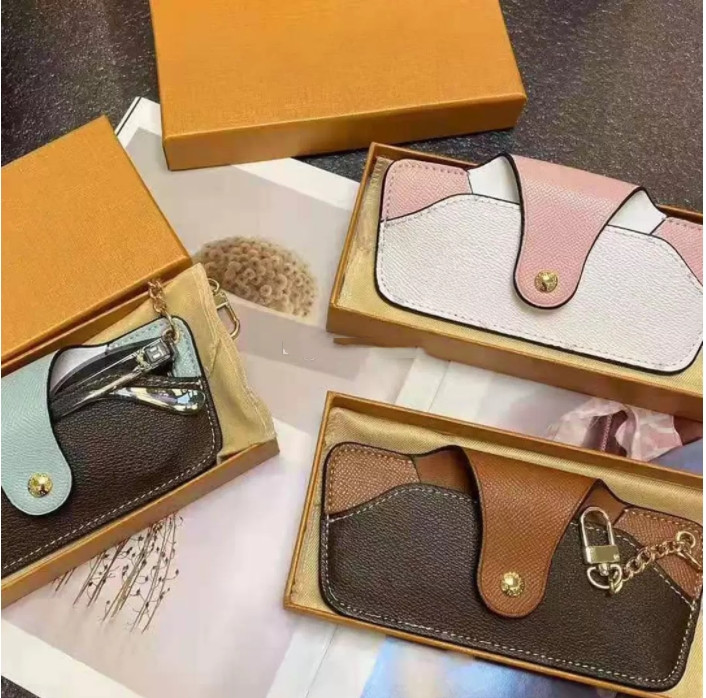 Fashion Brand V Key Chain Glasses Case Bags Luxurys Designers Keychain Purse Handbag For Sunglasses Cases, Red;black
Fashion Brand V Key Chain Glasses Case Bags Luxurys Designers Keychain Purse Handbag For Sunglasses Cases, Red;black