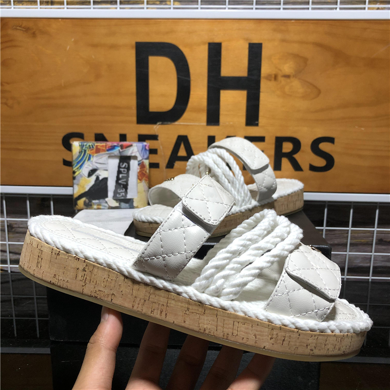 Top Quality Fashion Light Comfortable Womens Designer Slides Slipper Summer Rubber Beach Slide Fashions Men Women Designers Flat Slippers Indoor Size With Box 36-45, Style 6
Top Quality Fashion Light Comfortable Womens Designer Slides Slipper Summer Rubber Beach Slide Fashions Men Women Designers Flat Slippers Indoor Size With Box 36-45, Style 6