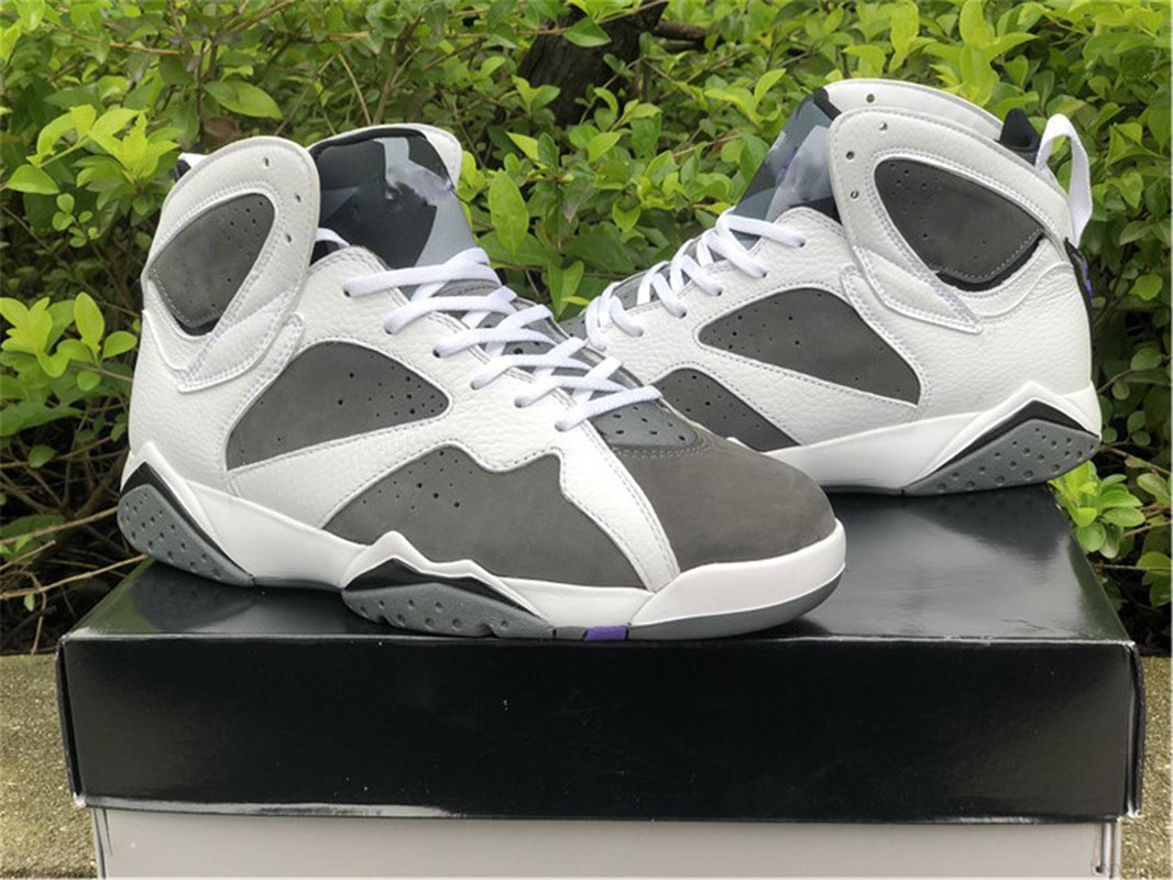 TOP Authentic 7 Flint Jumpman 7s Men Basketball Shoes CU9307-100 White Grey Black Varsity Purple Retro Suede Sneakers Mens Sport, Bubble wrap packaging
TOP Authentic 7 Flint Jumpman 7s Men Basketball Shoes CU9307-100 White Grey Black Varsity Purple Retro Suede Sneakers Mens Sport, Bubble wrap packaging