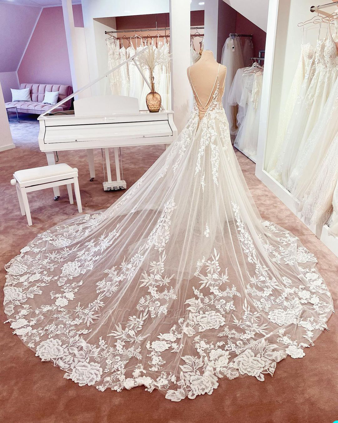 Beautiful A Line Spaghetti Strap Weddding Dress Appliques Backless Sweetheart Neck Women Formal Bride Gowns Custom Made