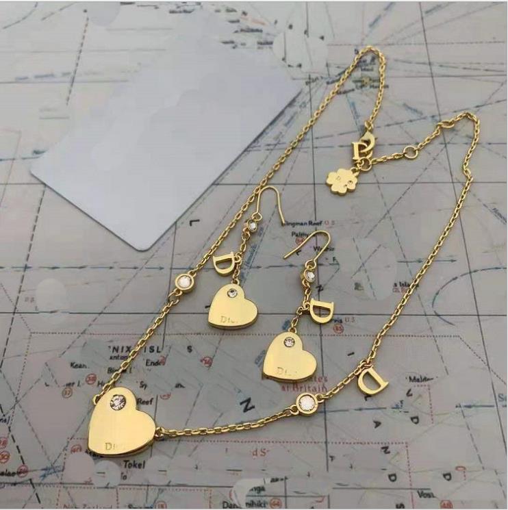 D home 2021 letter heart-shaped Rhinestone Vintage Necklace Earrings Brass Earrings 925 silver needle Earrings
D home 2021 letter heart-shaped Rhinestone Vintage Necklace Earrings Brass Earrings 925 silver needle Earrings
