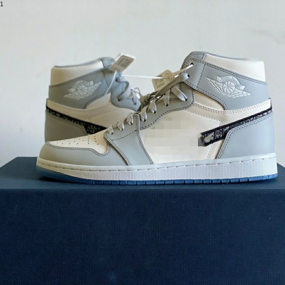 Dio 2021Officially revealed anniversary collaboration Grey White French fashion style label Kim Jones Sneakersize mk02
Dio 2021Officially revealed anniversary collaboration Grey White French fashion style label Kim Jones Sneakersize mk02