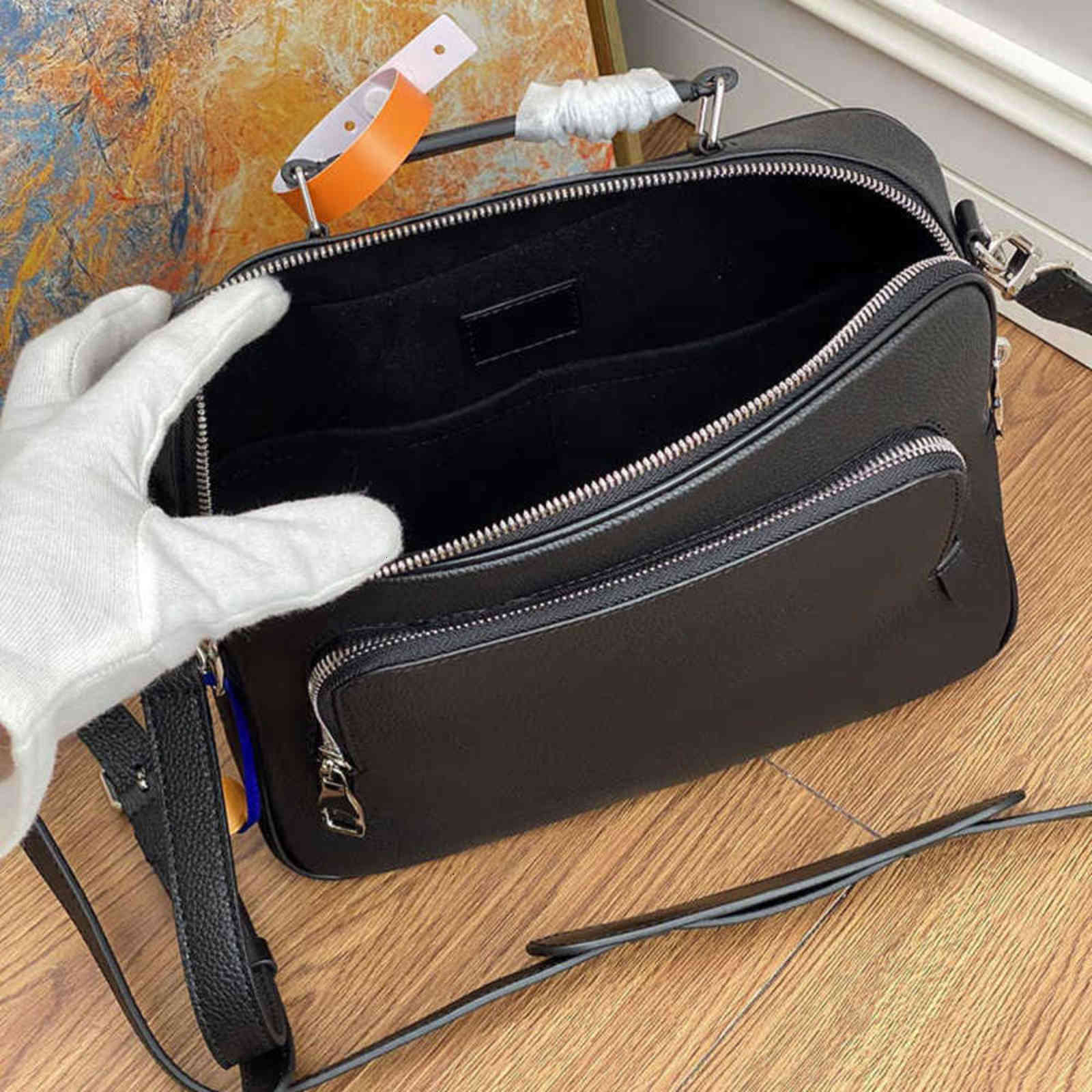 7A+Fashion A new shoulder bag M57287 Features zipper front pocket and double sticker pocket inside Removable shoulder straps Multiple1th
7A+Fashion A new shoulder bag M57287 Features zipper front pocket and double sticker pocket inside Removable shoulder straps Multiple1th