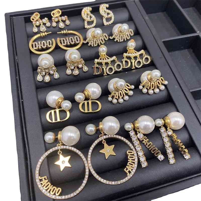 D family new star same Pearl Earrings Dijia net red CD letter love pearl earrings female, Silver
D family new star same Pearl Earrings Dijia net red CD letter love pearl earrings female, Silver