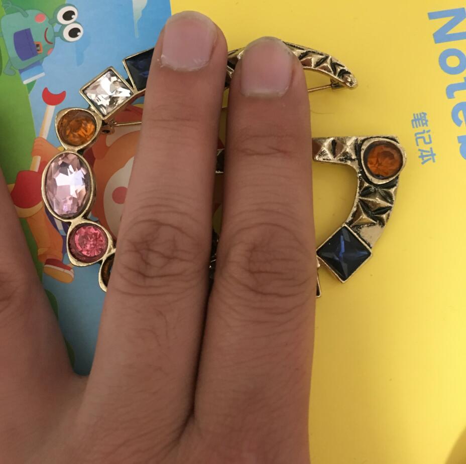 2020 New Colorful Crystal Vintage Brooch Women Letter Luxury Brooch Suit Lapel Pin for Gift Party High Quality Jewelry Epacket Shipping, Gray
2020 New Colorful Crystal Vintage Brooch Women Letter Luxury Brooch Suit Lapel Pin for Gift Party High Quality Jewelry Epacket Shipping, Gray