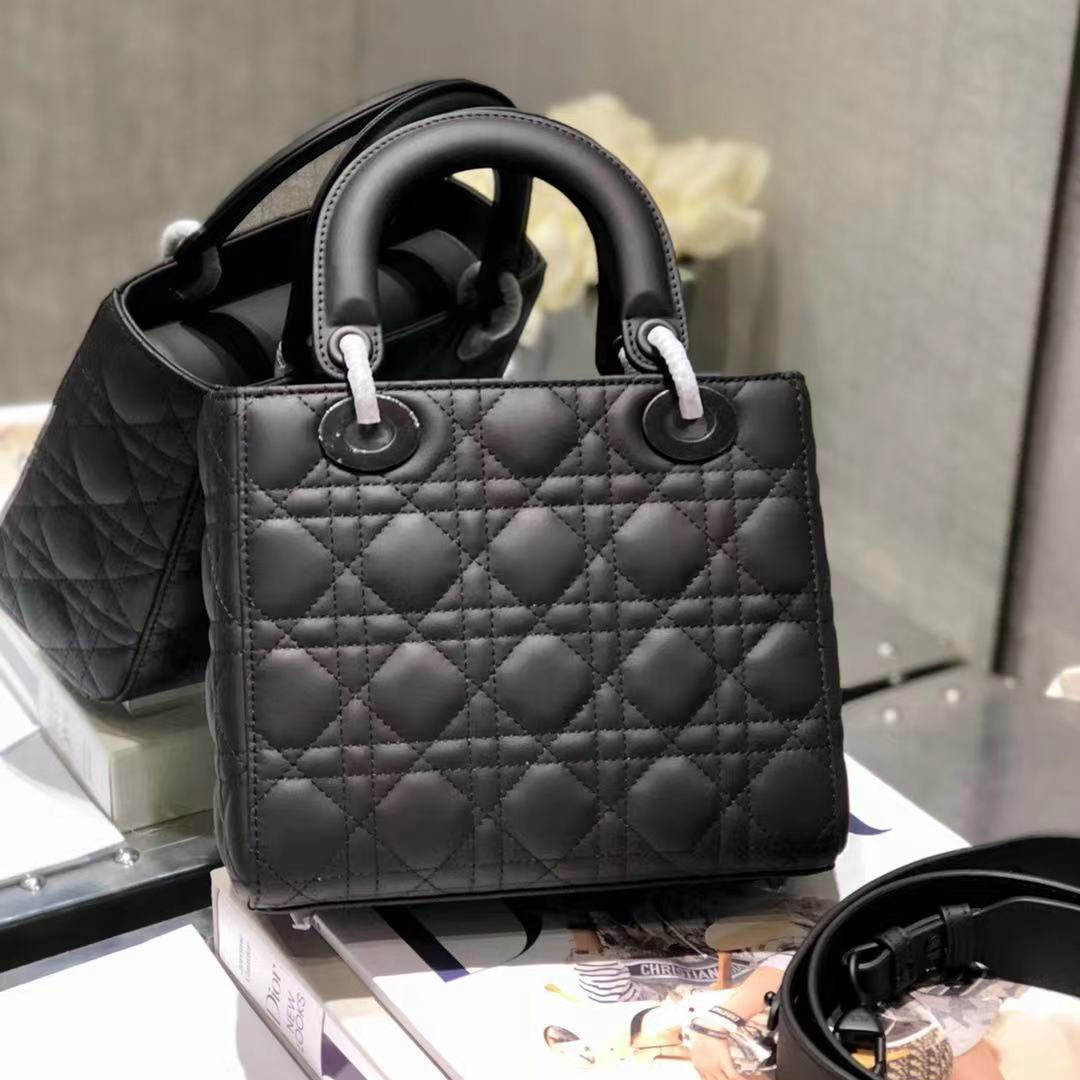 Luxury designer brand high quality handbag shoulder diagonal bag classic frosted elegant retro fashion with silk scarf
Luxury designer brand high quality handbag shoulder diagonal bag classic frosted elegant retro fashion with silk scarf