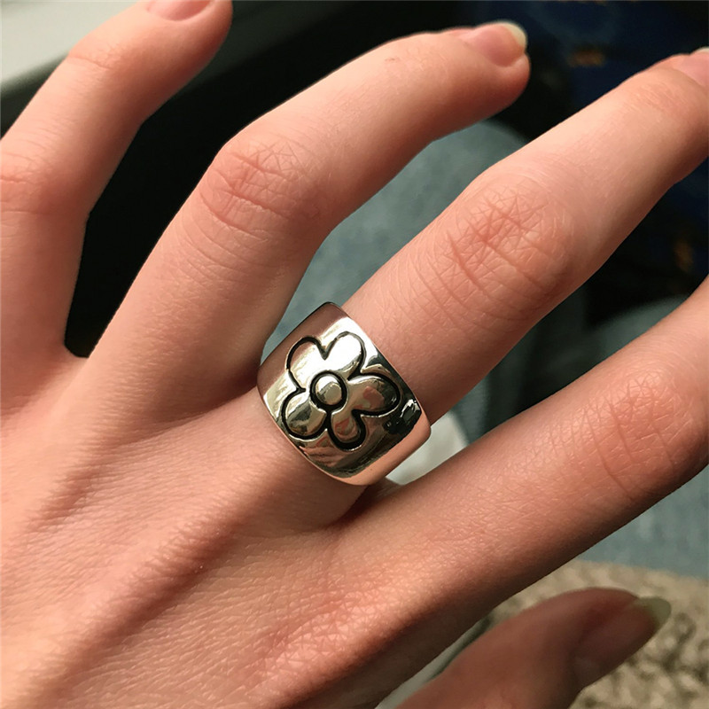 INS Trendy Daisy Flower Open Rings For Women Men Vintage Punk Friendship Couple Ring Wedding Party Jewelry
INS Trendy Daisy Flower Open Rings For Women Men Vintage Punk Friendship Couple Ring Wedding Party Jewelry