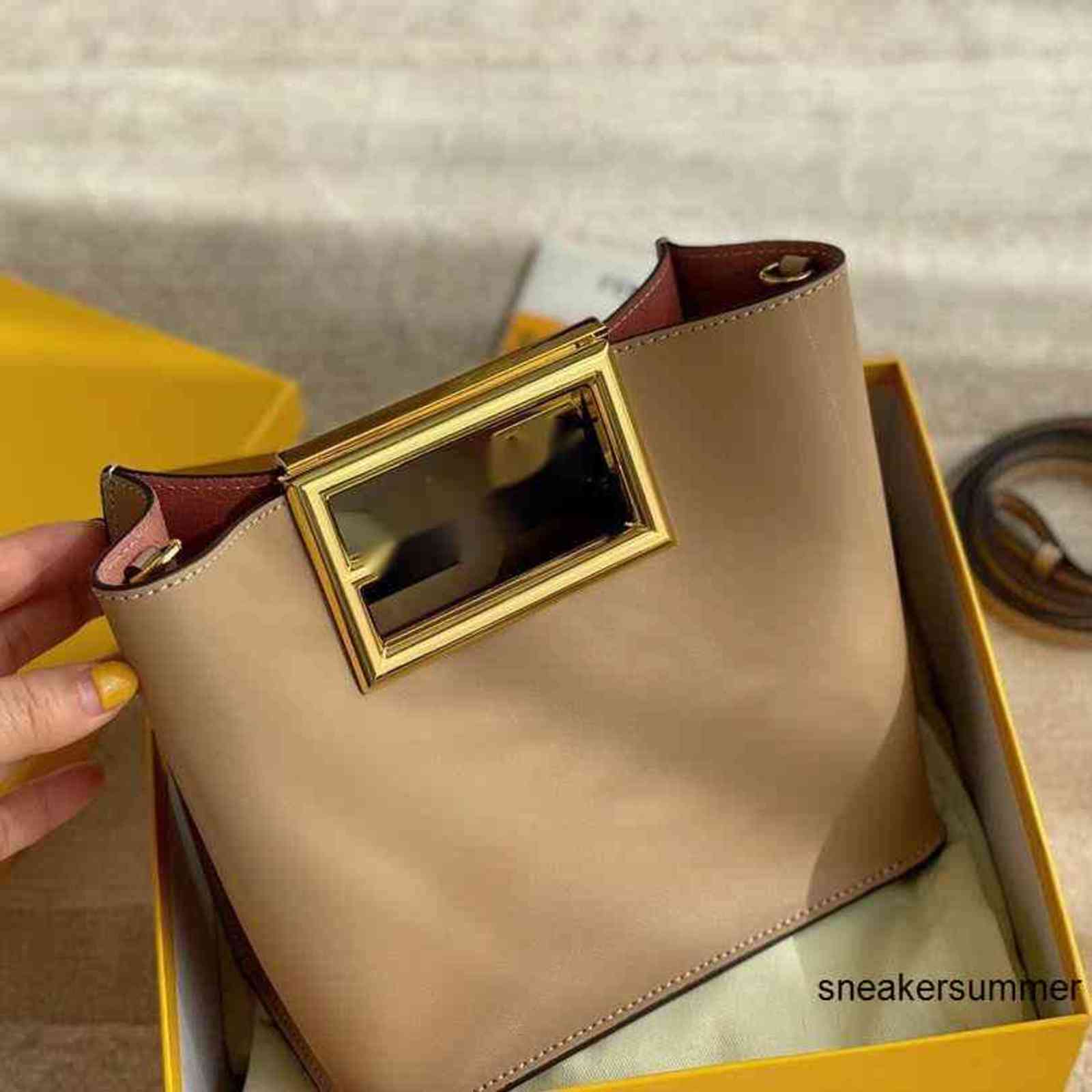 Flower Classic Designer Bags Fend i Way New Double f Button Classic Powerul Suction Buckle Size 20x9x17cm, 20cm
Flower Classic Designer Bags Fend i Way New Double f Button Classic Powerul Suction Buckle Size 20x9x17cm, 20cm