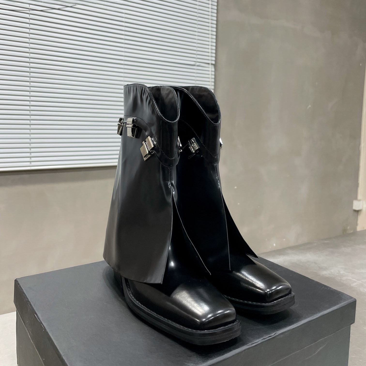 Winter Cowhide Leather Pant Boots Shark Lock Fashion Boot square toes size 36-40, Black
Winter Cowhide Leather Pant Boots Shark Lock Fashion Boot square toes size 36-40, Black