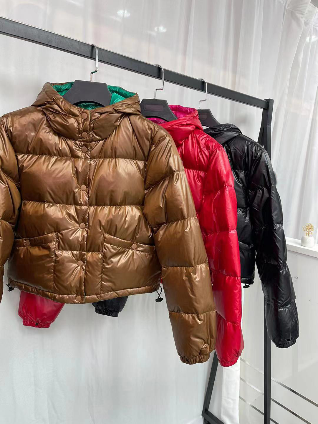 3-color women down jacket luxury hooded round neck short long-sleeved autumn and winter jackets, Black
3-color women down jacket luxury hooded round neck short long-sleeved autumn and winter jackets, Black