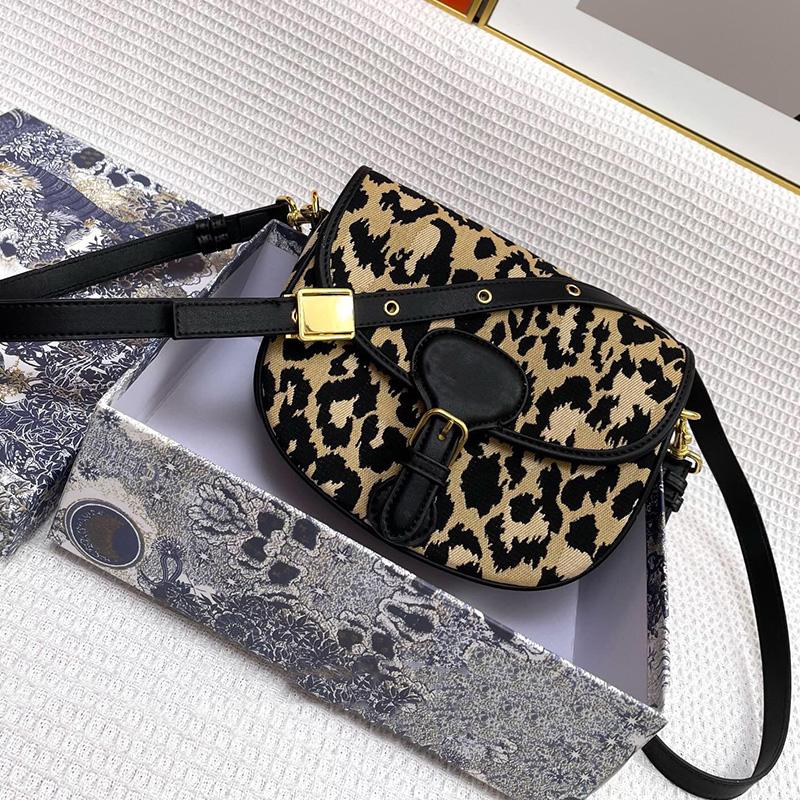 Designer luxuryLetter jacquard embroidered shoulder bag 2021 new lady temperament messenger net red office wallet fashion design saddle
Designer luxuryLetter jacquard embroidered shoulder bag 2021 new lady temperament messenger net red office wallet fashion design saddle