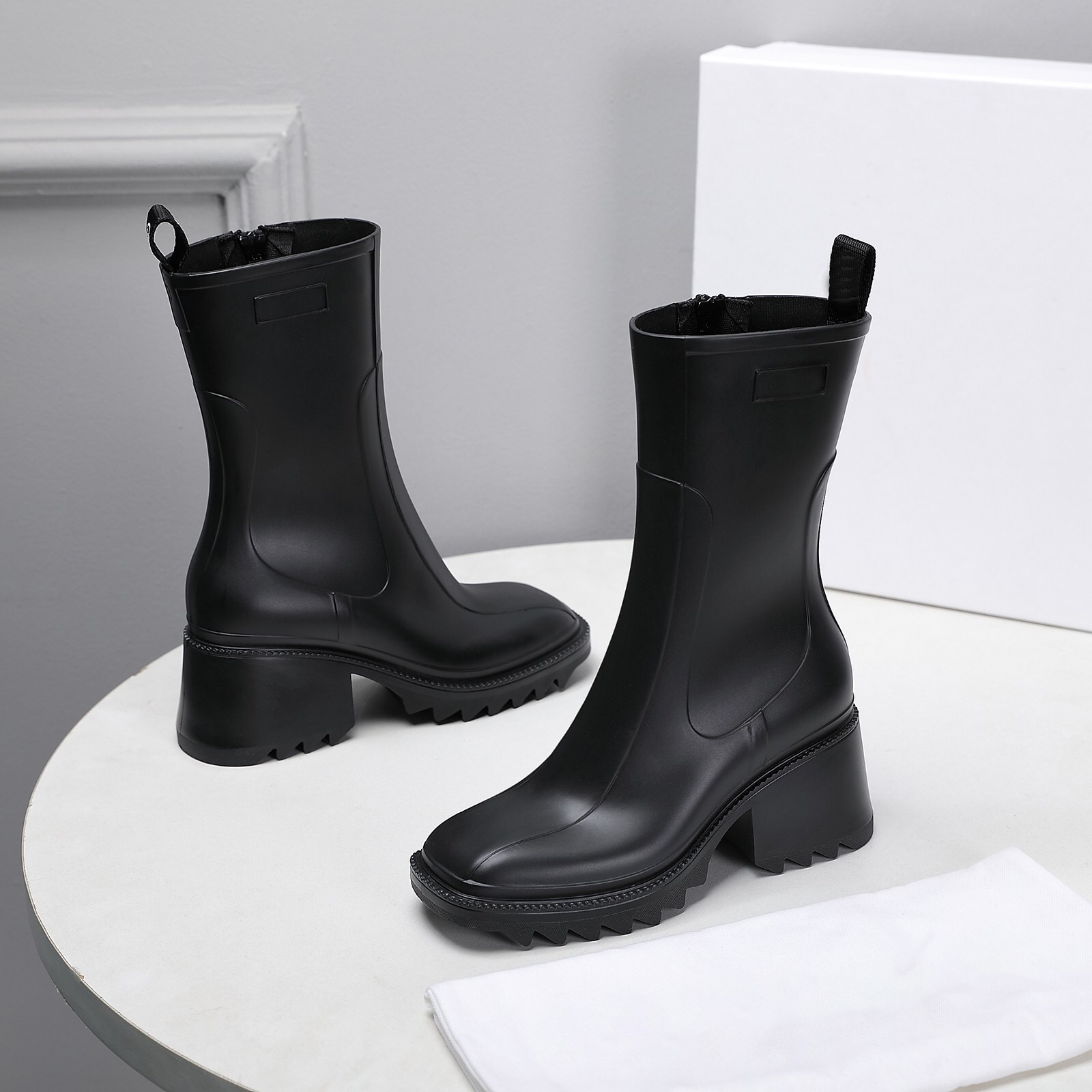 2021 Women Betty PVC rain boots Womens half booties leather platform heel knee boot Top designer ladies thick bottom shoes box size 35-40, Black
2021 Women Betty PVC rain boots Womens half booties leather platform heel knee boot Top designer ladies thick bottom shoes box size 35-40, Black