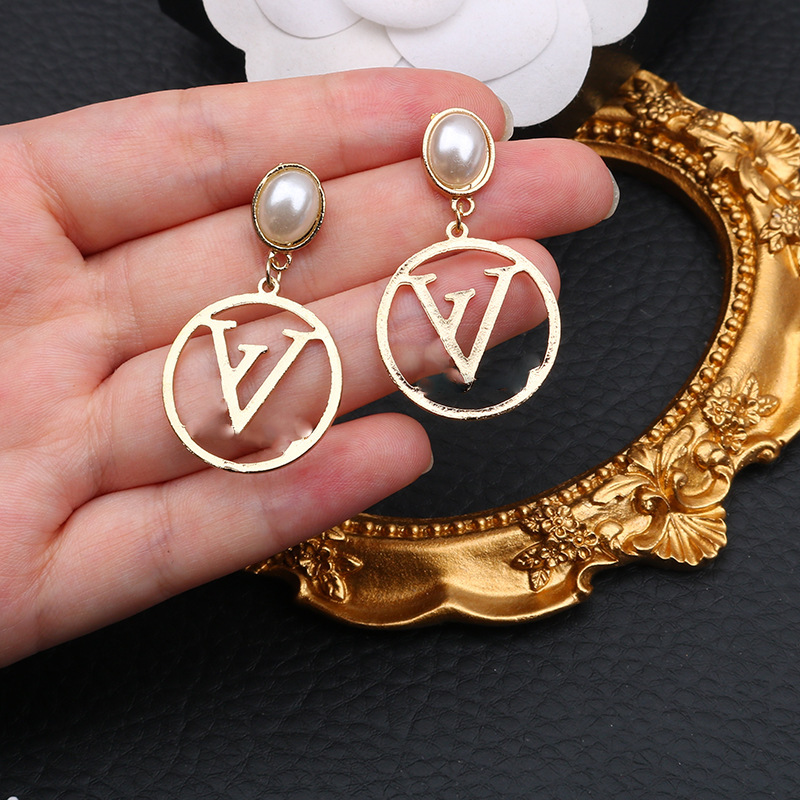 18K Gold Plated Luxury Designer Letters Round Stud Dangle Earrings Copper Metal Crystal Geometry Womens Rhinestone Wedding Party Gifts Jewel, Silver
18K Gold Plated Luxury Designer Letters Round Stud Dangle Earrings Copper Metal Crystal Geometry Womens Rhinestone Wedding Party Gifts Jewel, Silver