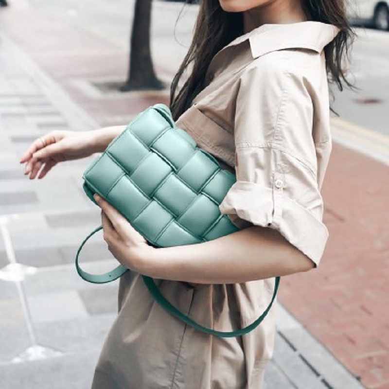 2021 woven pillow lady Handbag shoulder bags women leisure temperament pleated Plaid wovens messenger bag Luxurys designers
2021 woven pillow lady Handbag shoulder bags women leisure temperament pleated Plaid wovens messenger bag Luxurys designers