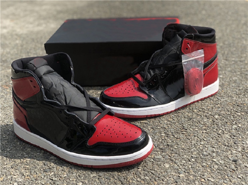 Top sport quality 1 High OG Bred Patent Basketball Shoes Chicago University 1s Black/White/Varsity Red Hyper Royal Men outdoor Fashion Trainers Sneakers size7~13
Top sport quality 1 High OG Bred Patent Basketball Shoes Chicago University 1s Black/White/Varsity Red Hyper Royal Men outdoor Fashion Trainers Sneakers size7~13