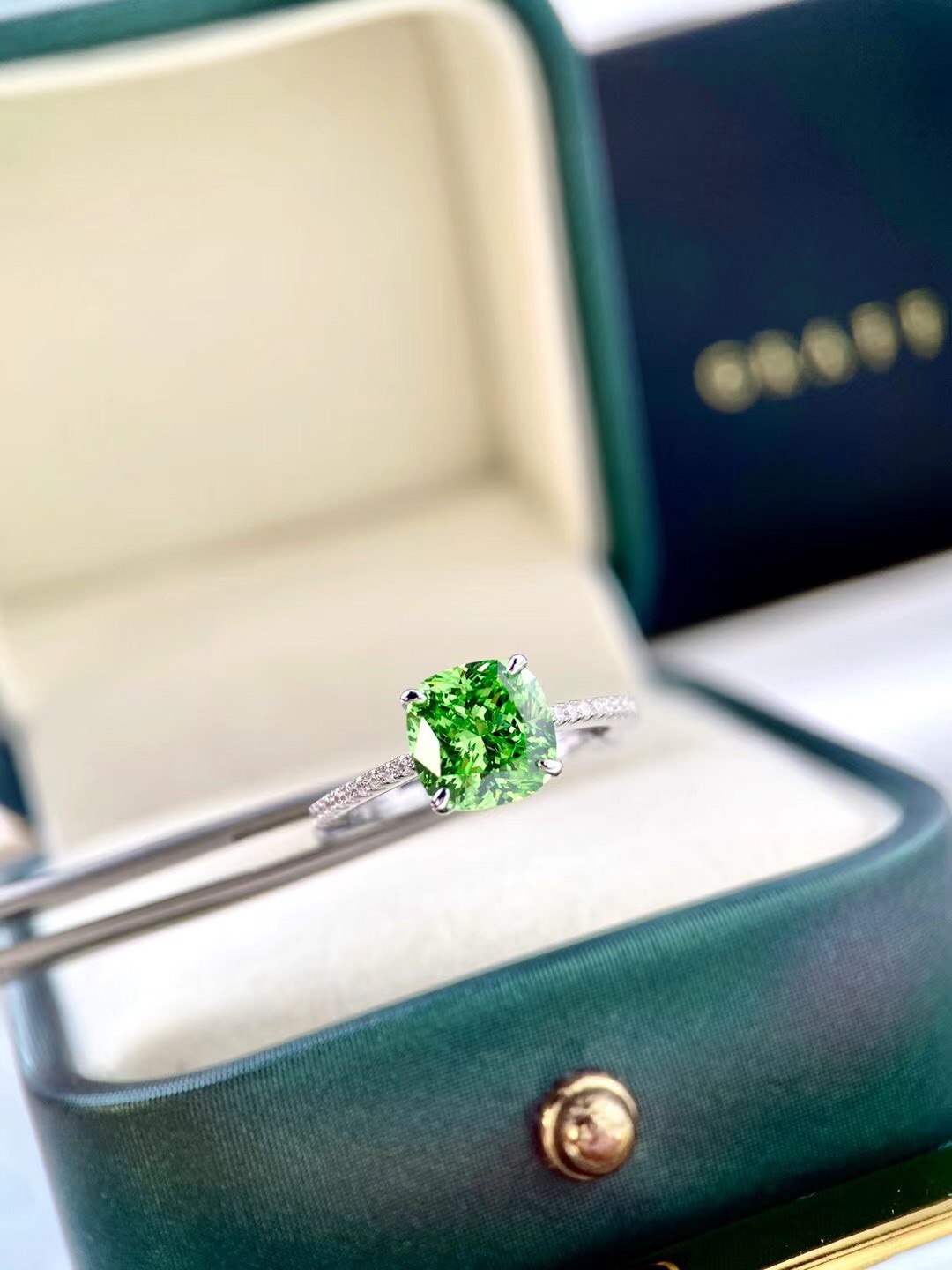 S925 silver punk charm ring with 2'' green diamond and sparkly white for wmen wedding jewelr gift have stamp in platinum color PS3400
S925 silver punk charm ring with 2'' green diamond and sparkly white for wmen wedding jewelr gift have stamp in platinum color PS3400