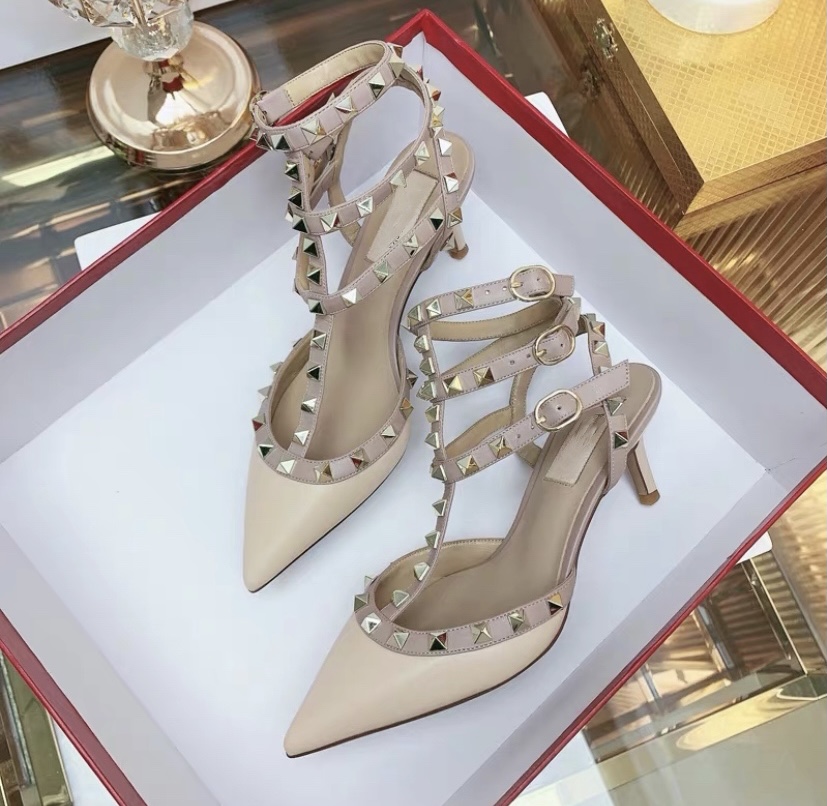 100% of leathers Luxury Designer heeles shoes heels red bottoms woman sandals pumps Casual Gold matt leather studded spikes slingback high, Black
100% of leathers Luxury Designer heeles shoes heels red bottoms woman sandals pumps Casual Gold matt leather studded spikes slingback high, Black