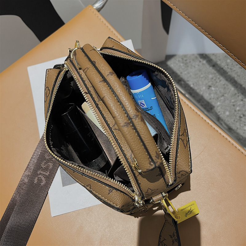 sales ladies rivet leathers shoulder bags Hong Kong windmill sewing plaid handbag street trend printed handbags personality contrast lea, Brown-5902
sales ladies rivet leathers shoulder bags Hong Kong windmill sewing plaid handbag street trend printed handbags personality contrast lea, Brown-5902