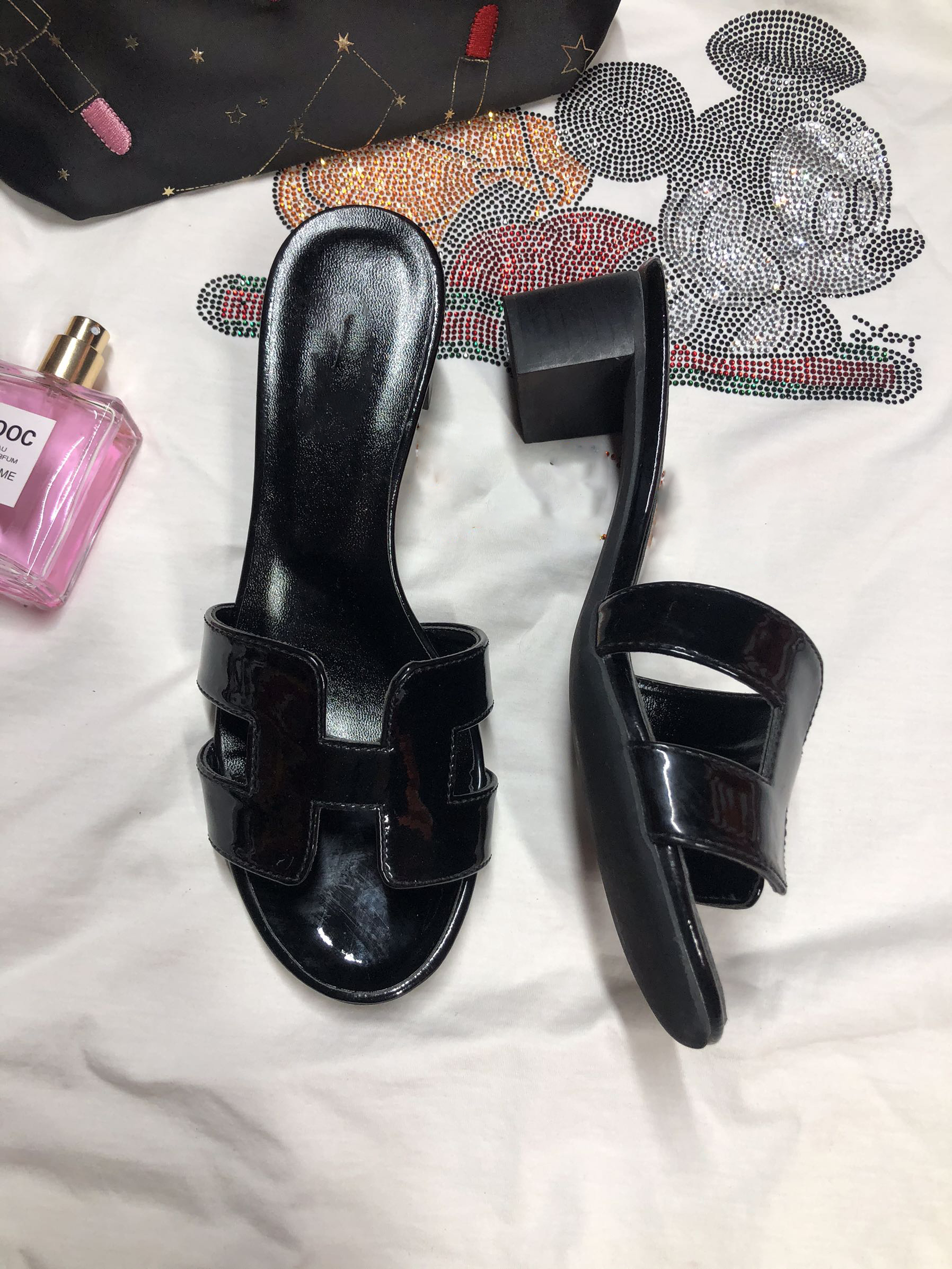 Girls Womens Slippers Summer Slide Real Soft Leather Ladies Flip Flops Slipper Stylish Girl Sandali Classic H Open Toe Casual Flat Sandals 7797, Black
Girls Womens Slippers Summer Slide Real Soft Leather Ladies Flip Flops Slipper Stylish Girl Sandali Classic H Open Toe Casual Flat Sandals 7797, Black