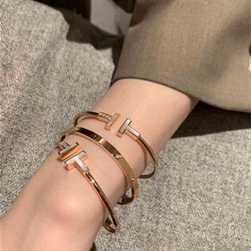 Hot Selling Tiffy Home Straight Opening Double t Bracelet Female 18k Gold Fritillaria with Diamond T-shaped Star
Hot Selling Tiffy Home Straight Opening Double t Bracelet Female 18k Gold Fritillaria with Diamond T-shaped Star
