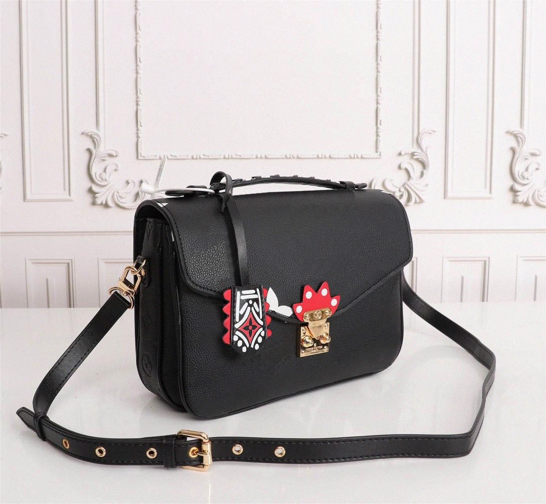 CRAFTY POCHETTE MÉTIS Embossed Leather Extra-large Print Letters Braided Top Handle Graffiti Inspired Charm Shoulder messenger Bag ho F1uw#
CRAFTY POCHETTE MÉTIS Embossed Leather Extra-large Print Letters Braided Top Handle Graffiti Inspired Charm Shoulder messenger Bag ho F1uw#