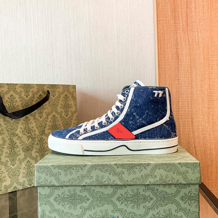 Autumn winter high-top boots men's and women's fashion high-quality Short boots white shoes thick-soled canvas fabric designer high-top shoes classic color matching
Autumn winter high-top boots men's and women's fashion high-quality Short boots white shoes thick-soled canvas fabric designer high-top shoes classic color matching