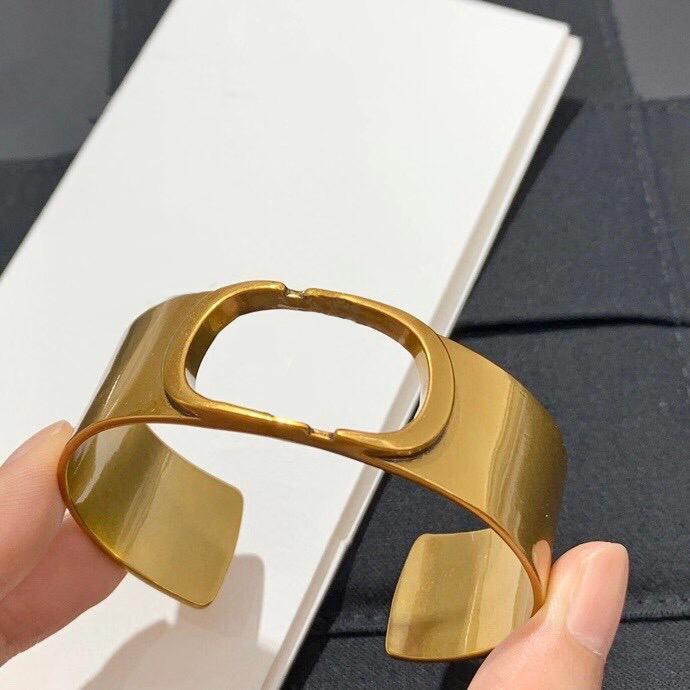 2022 Winter New Arrival Bangle Individuality Simple Bracelets Designers Top Quality For Women Men Hot Wholesale Retail
2022 Winter New Arrival Bangle Individuality Simple Bracelets Designers Top Quality For Women Men Hot Wholesale Retail