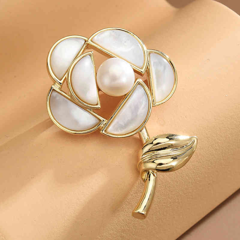 Japanese and Korean Fritillaria Freshwater Pearl Rose Brooch High-end Simple Clothing Pin Temperament Coat Woman