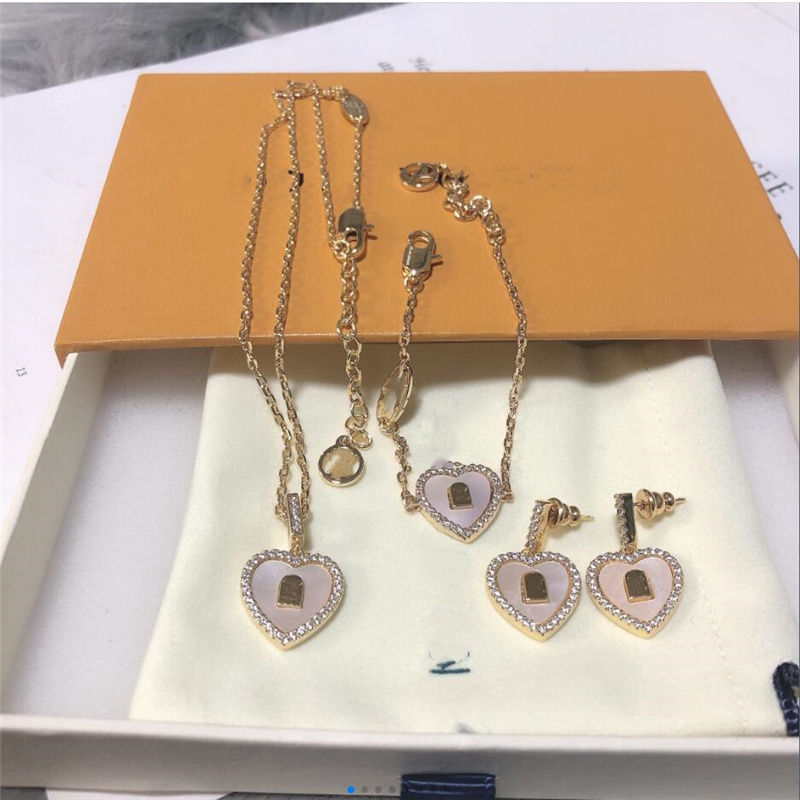 Women Designers Pendant Necklaces Crystal Heart Necklace Anniversary Gift Fashion Pendants Jewelry 2 Styles with Box
Women Designers Pendant Necklaces Crystal Heart Necklace Anniversary Gift Fashion Pendants Jewelry 2 Styles with Box