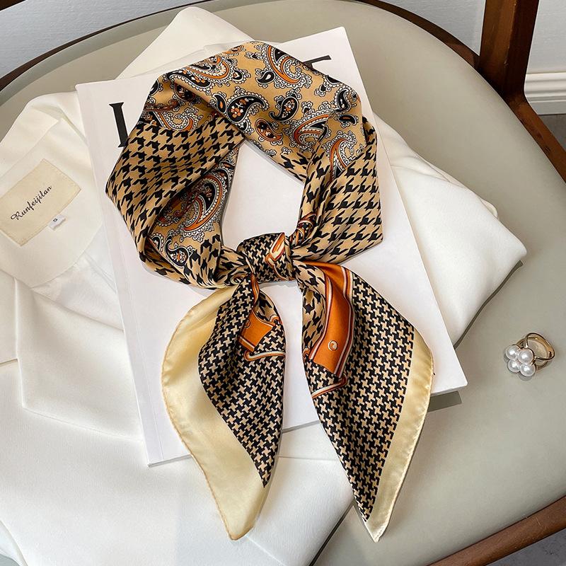 Scarves 2022 Four Seasons Fashion Headcloth Luxury 70X70CM Kerchief Lattice Square Shawl Korean Print Sunscreen Silk
Scarves 2022 Four Seasons Fashion Headcloth Luxury 70X70CM Kerchief Lattice Square Shawl Korean Print Sunscreen Silk