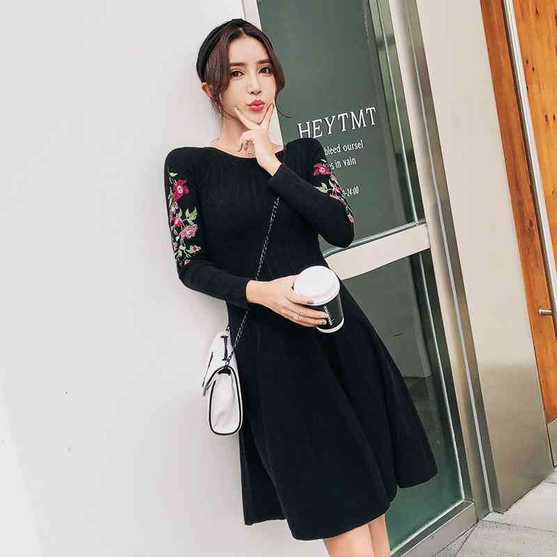 Comelsexy Fashion Autumn And Winter Sweater Dresses High Quality Embroidered Flowers Long Sleeve Warm Dress Vestidoes 210515